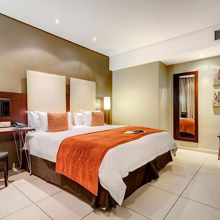 Protea Hotel By Marriott Transit O.R. Tambo Airport Kempton Park Esterno foto