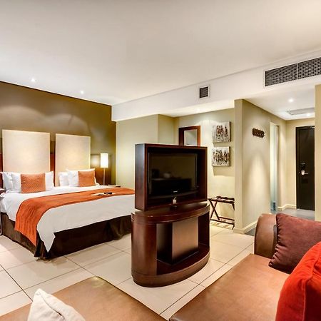 Protea Hotel By Marriott Transit O.R. Tambo Airport Kempton Park Esterno foto