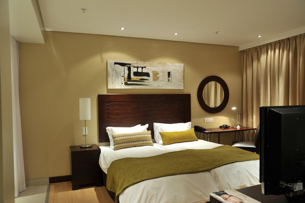 Protea Hotel By Marriott Transit O.R. Tambo Airport Kempton Park Esterno foto