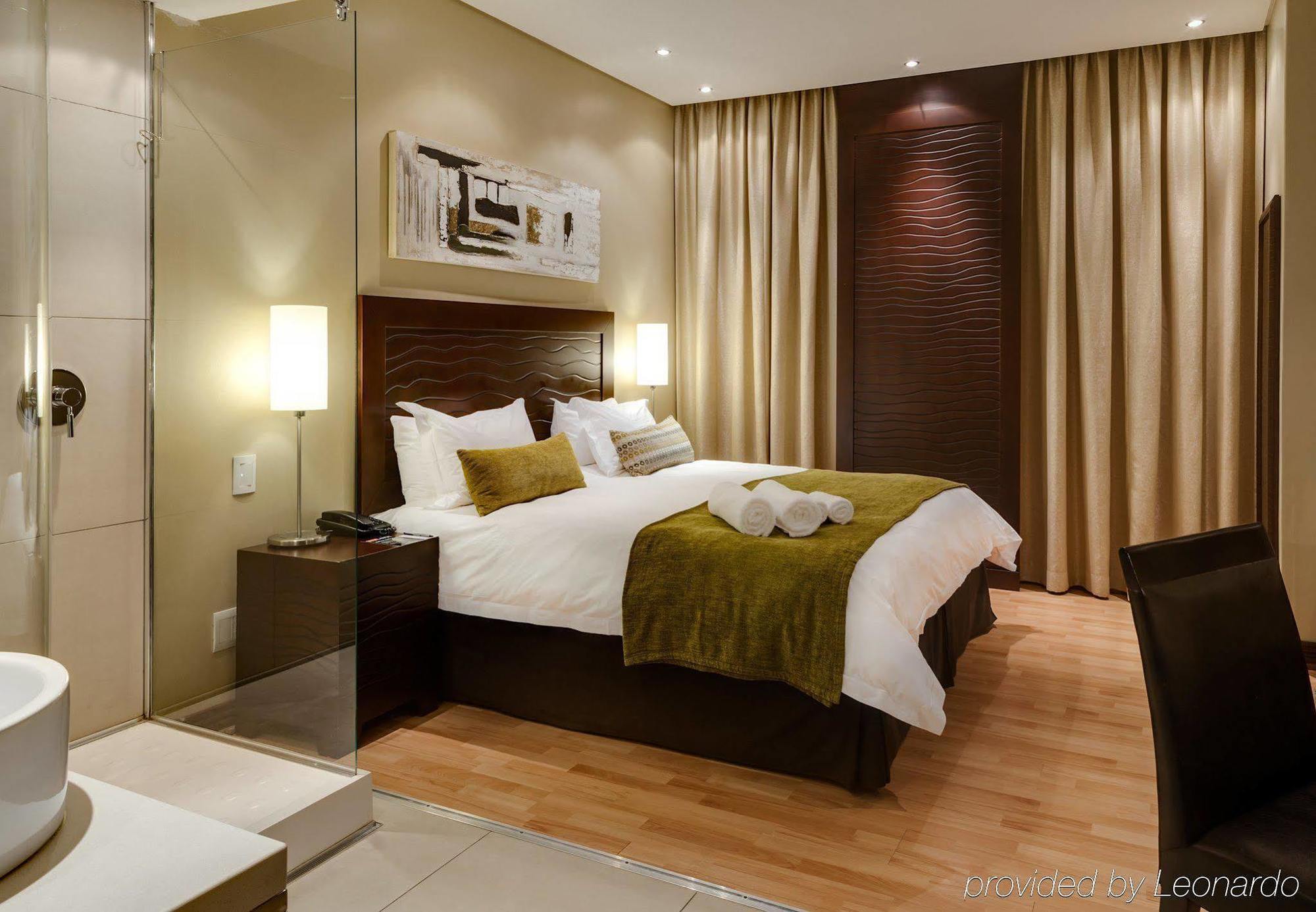 Protea Hotel By Marriott Transit O.R. Tambo Airport Kempton Park Esterno foto
