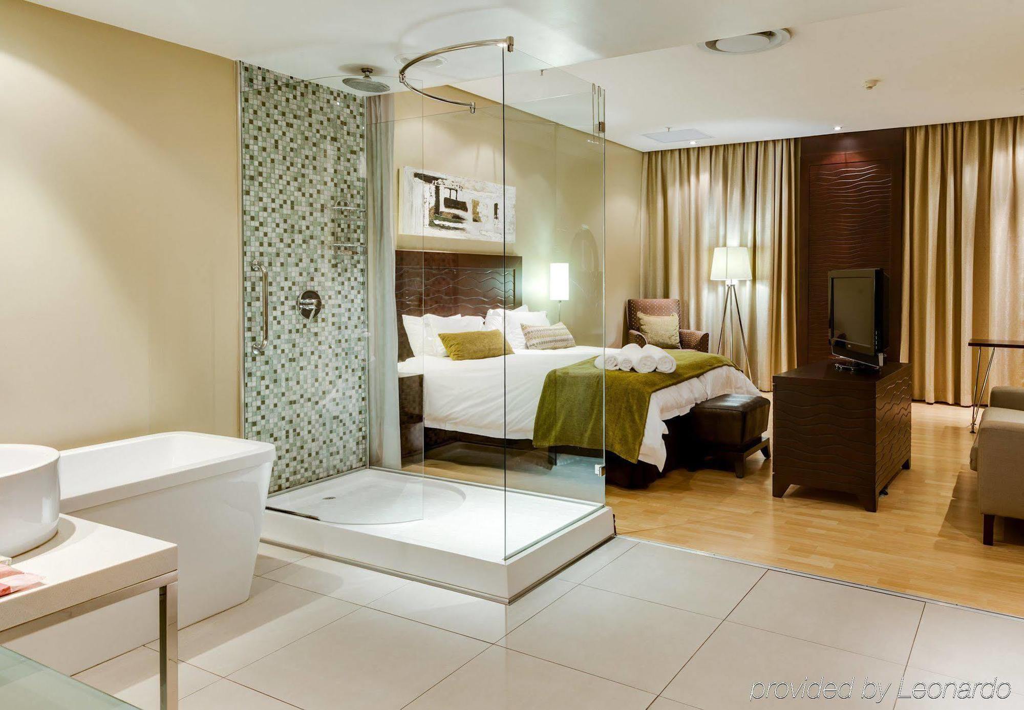 Protea Hotel By Marriott Transit O.R. Tambo Airport Kempton Park Esterno foto