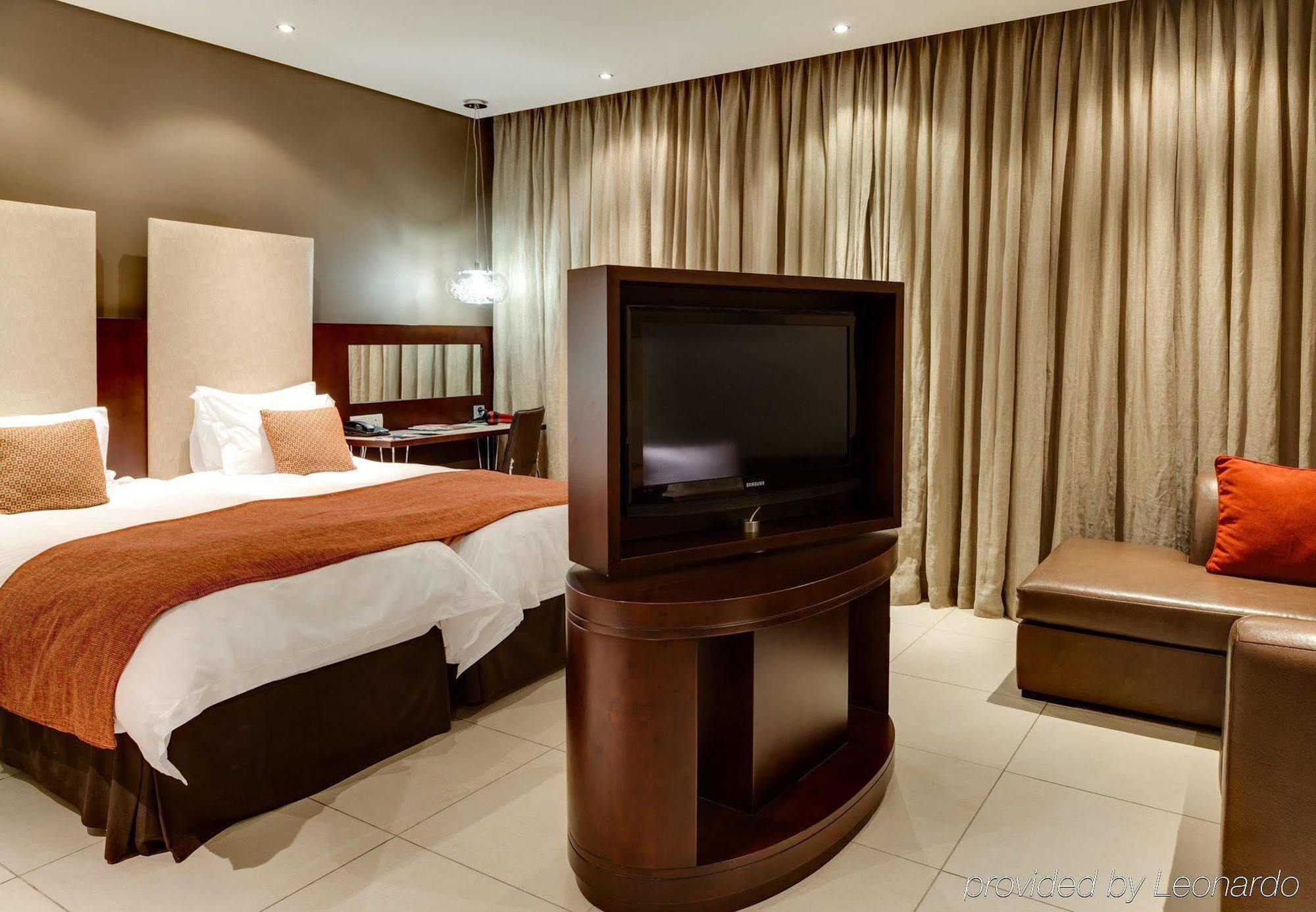 Protea Hotel By Marriott Transit O.R. Tambo Airport Kempton Park Esterno foto