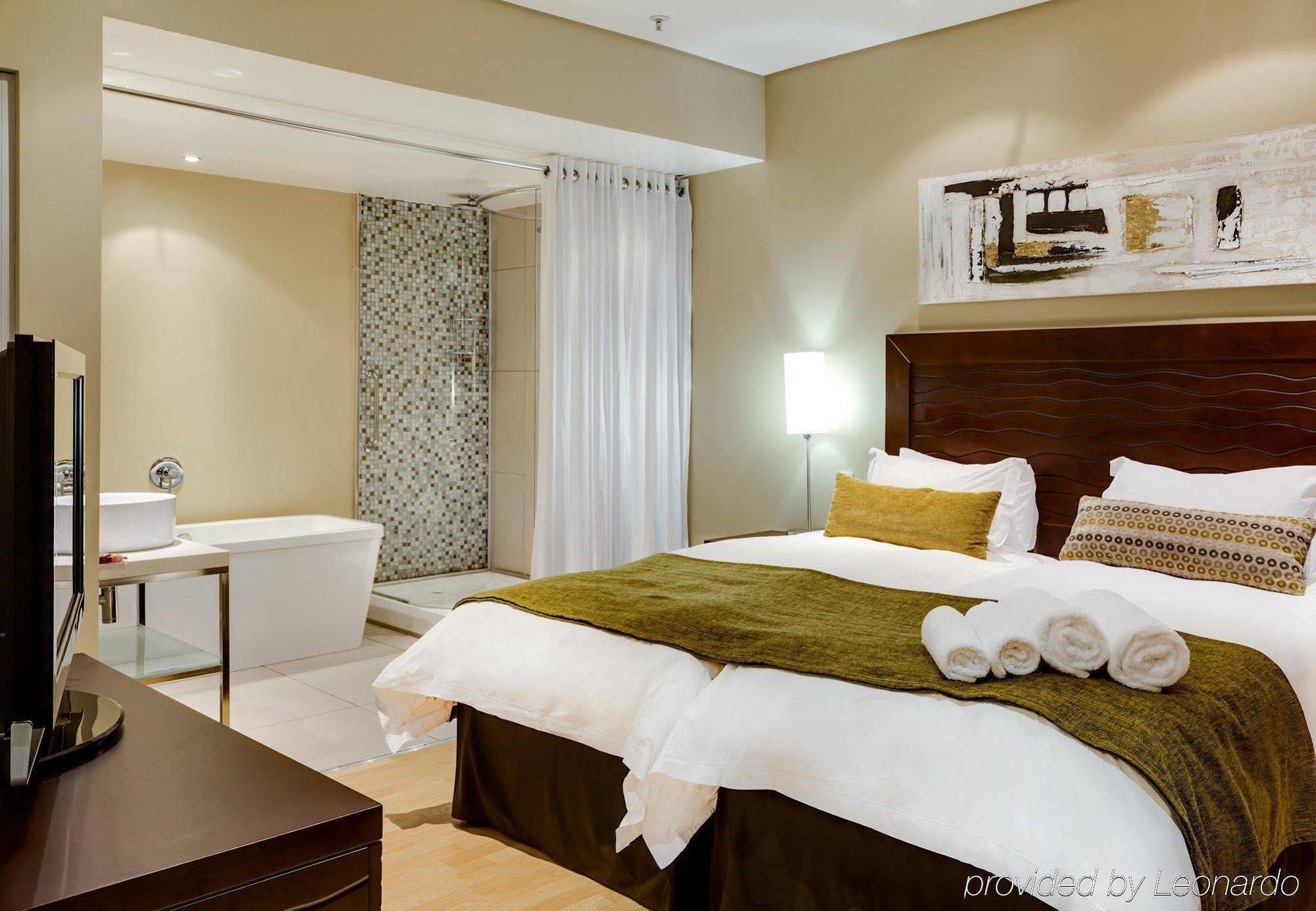 Protea Hotel By Marriott Transit O.R. Tambo Airport Kempton Park Esterno foto