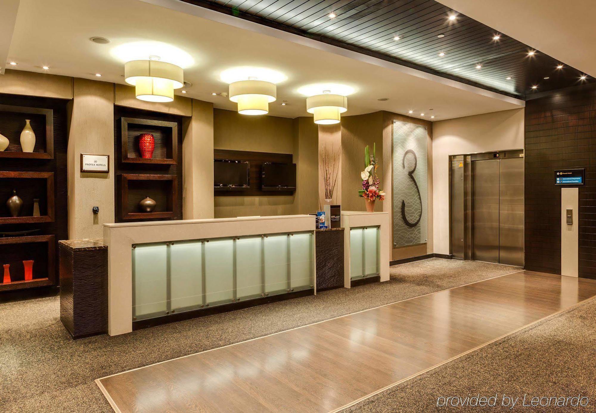 Protea Hotel By Marriott Transit O.R. Tambo Airport Kempton Park Esterno foto