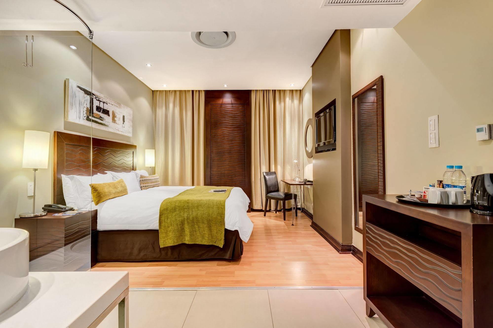 Protea Hotel By Marriott Transit O.R. Tambo Airport Kempton Park Esterno foto