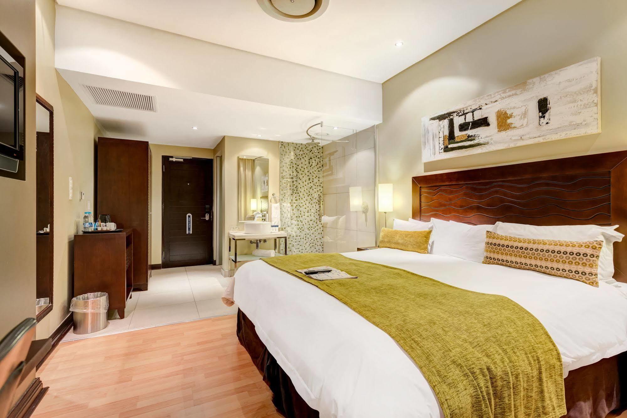 Protea Hotel By Marriott Transit O.R. Tambo Airport Kempton Park Esterno foto