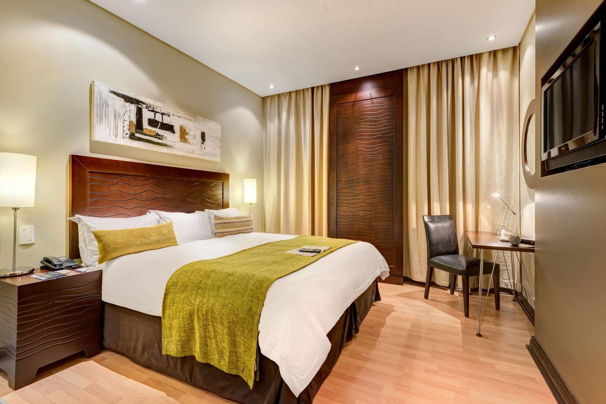 Protea Hotel By Marriott Transit O.R. Tambo Airport Kempton Park Esterno foto