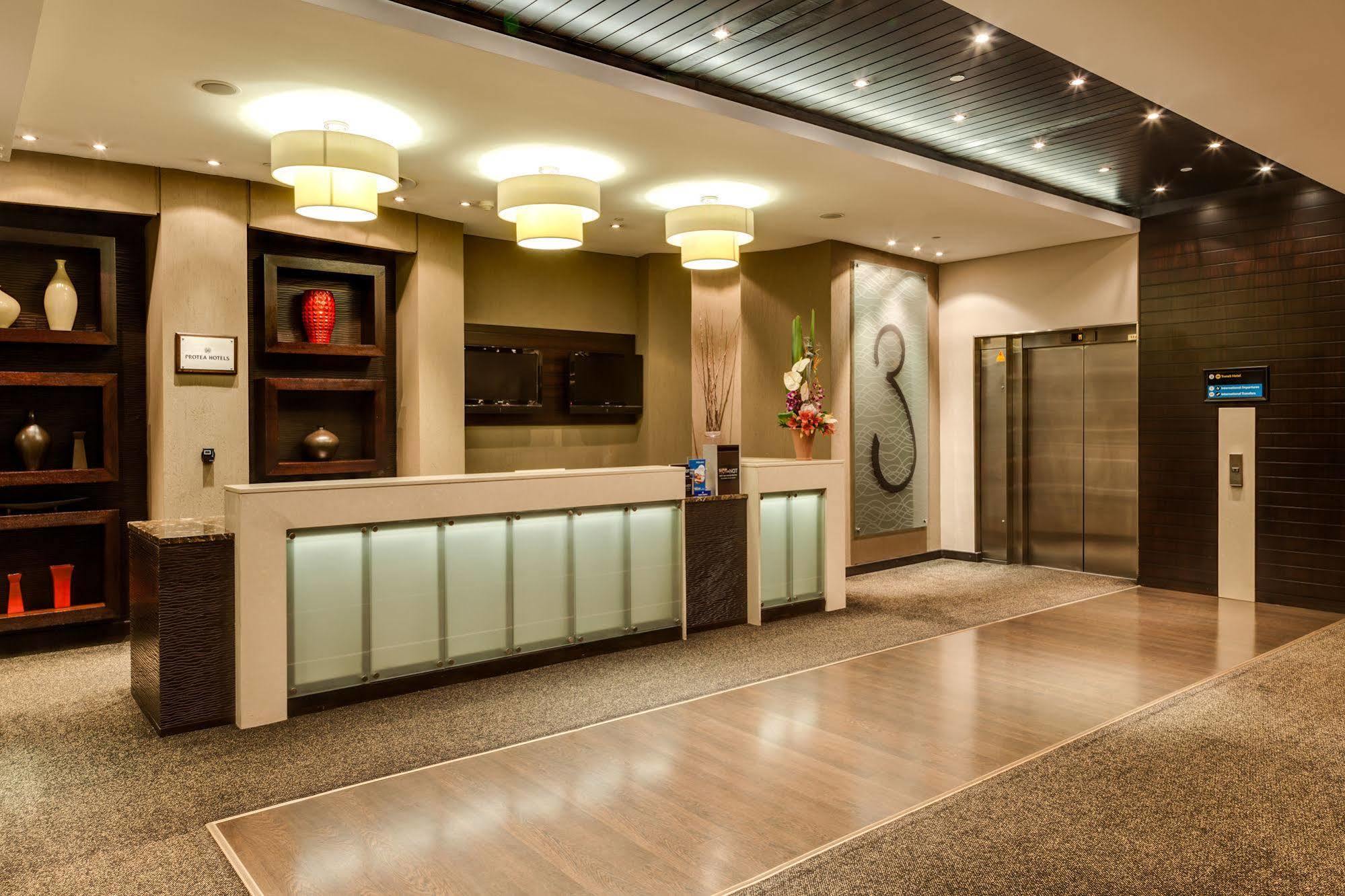 Protea Hotel By Marriott Transit O.R. Tambo Airport Kempton Park Esterno foto