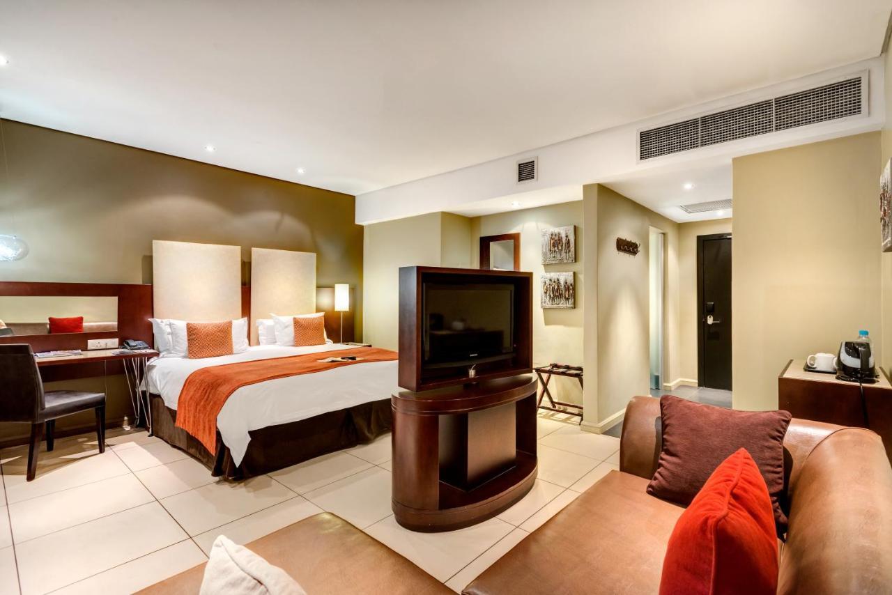 Protea Hotel By Marriott Transit O.R. Tambo Airport Kempton Park Esterno foto